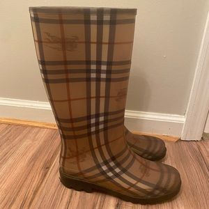 Womens Burberry Rainboots size 39, nothing wrong, practically brand new!